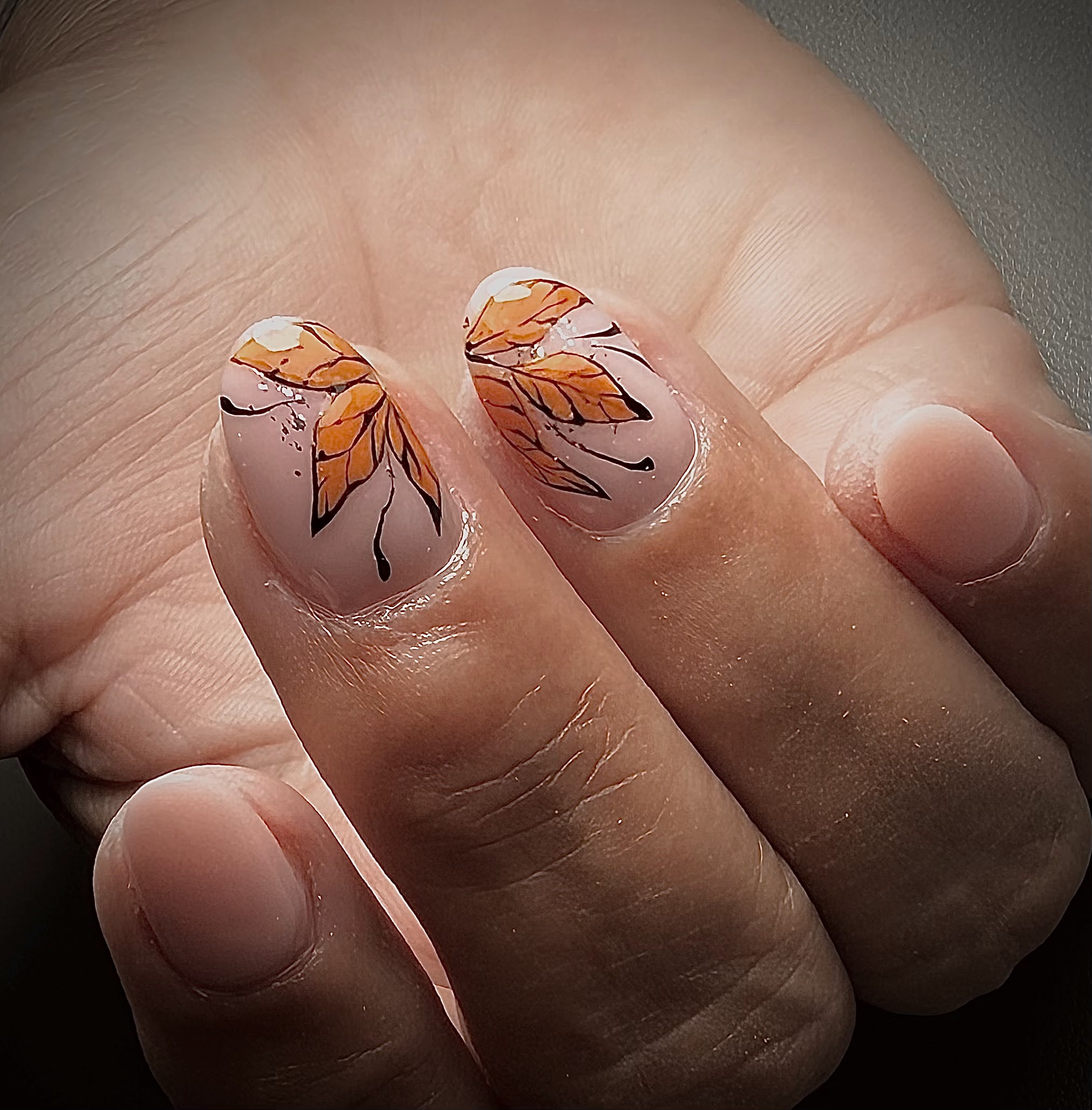 Biab met art lv2: oranje herfstbladeren op korte naturel nagels