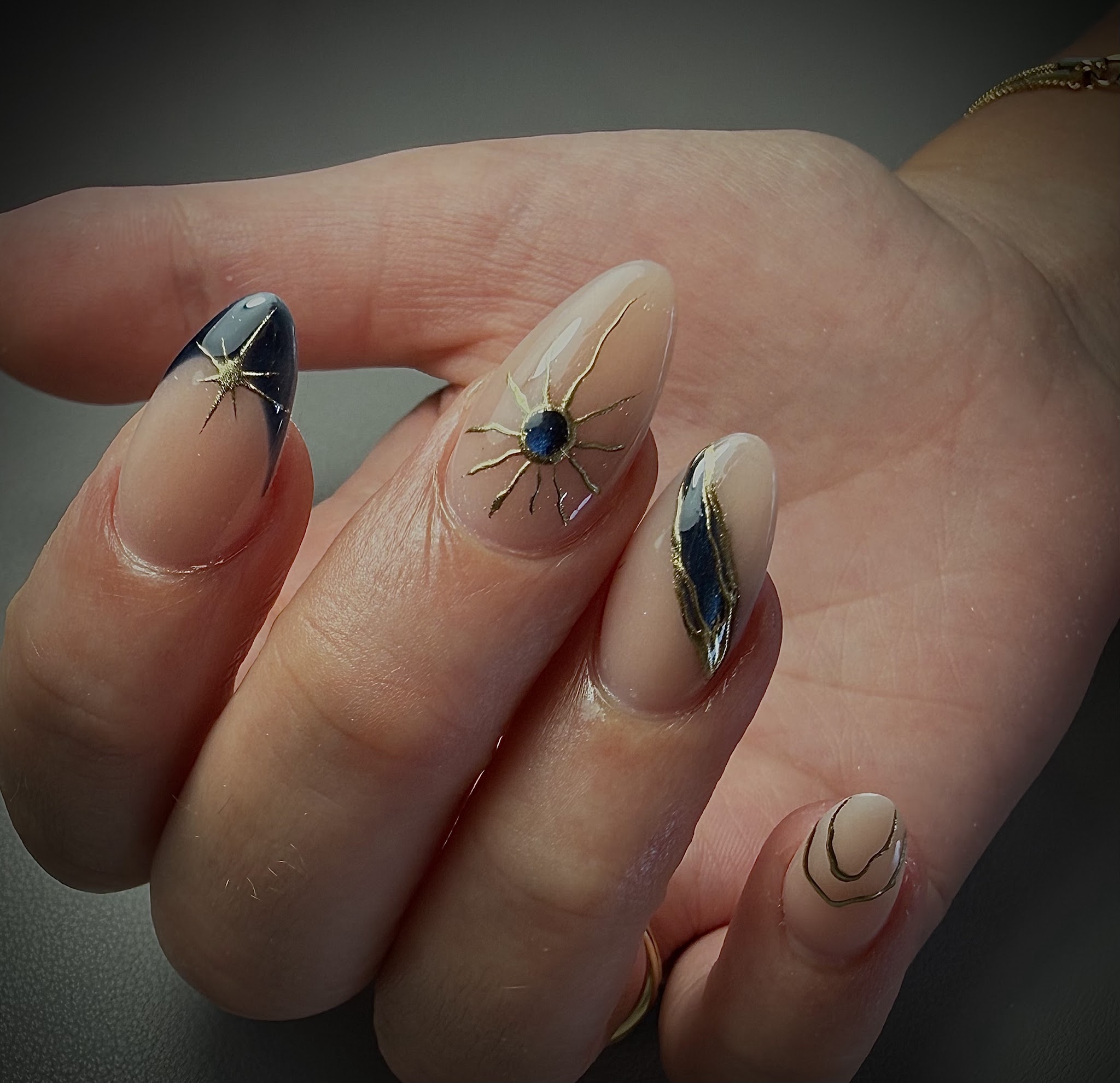 Navy en gouden sunburst nail art