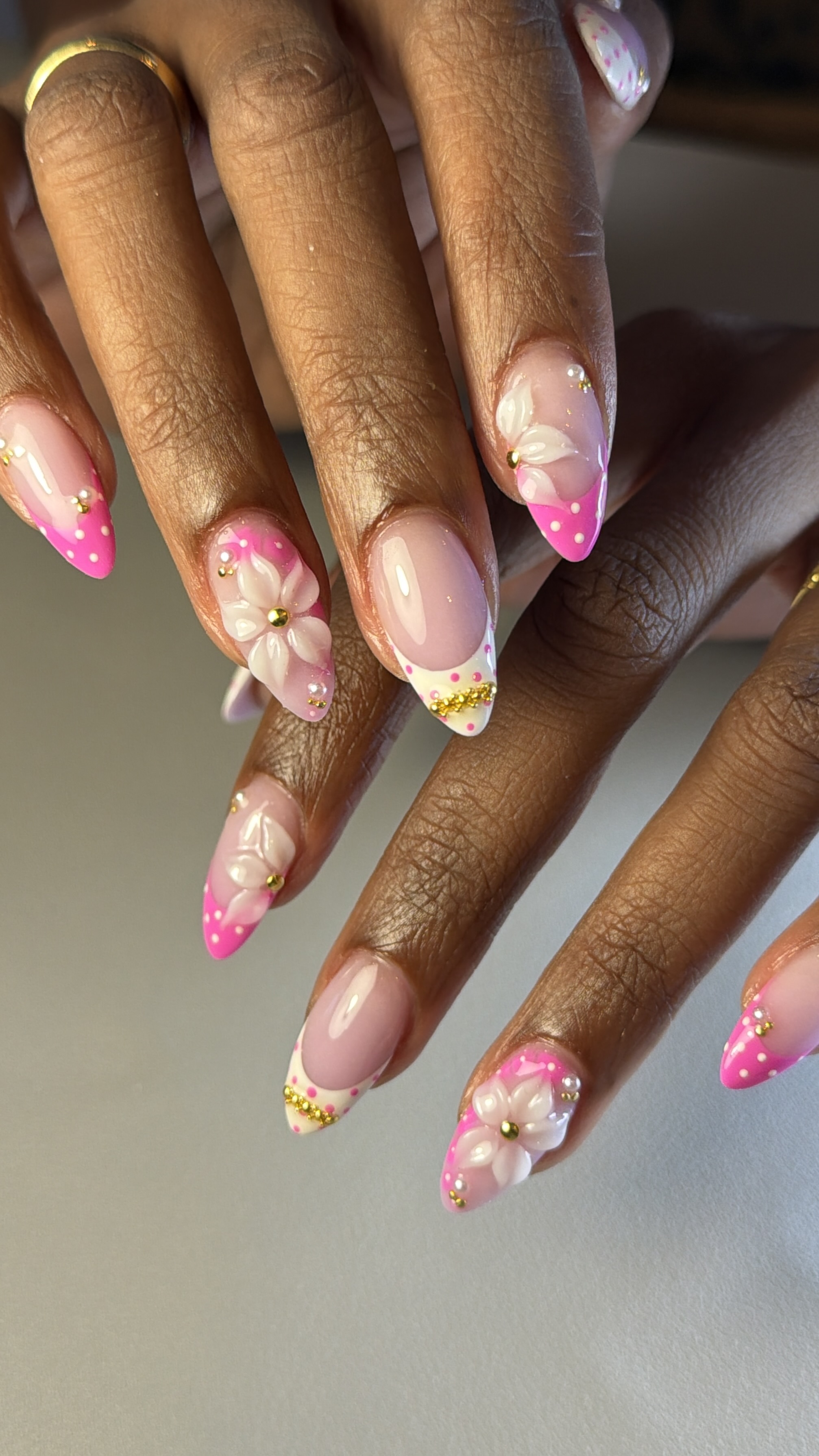 Roze French tips met 3D-bloemen en gouden accenten