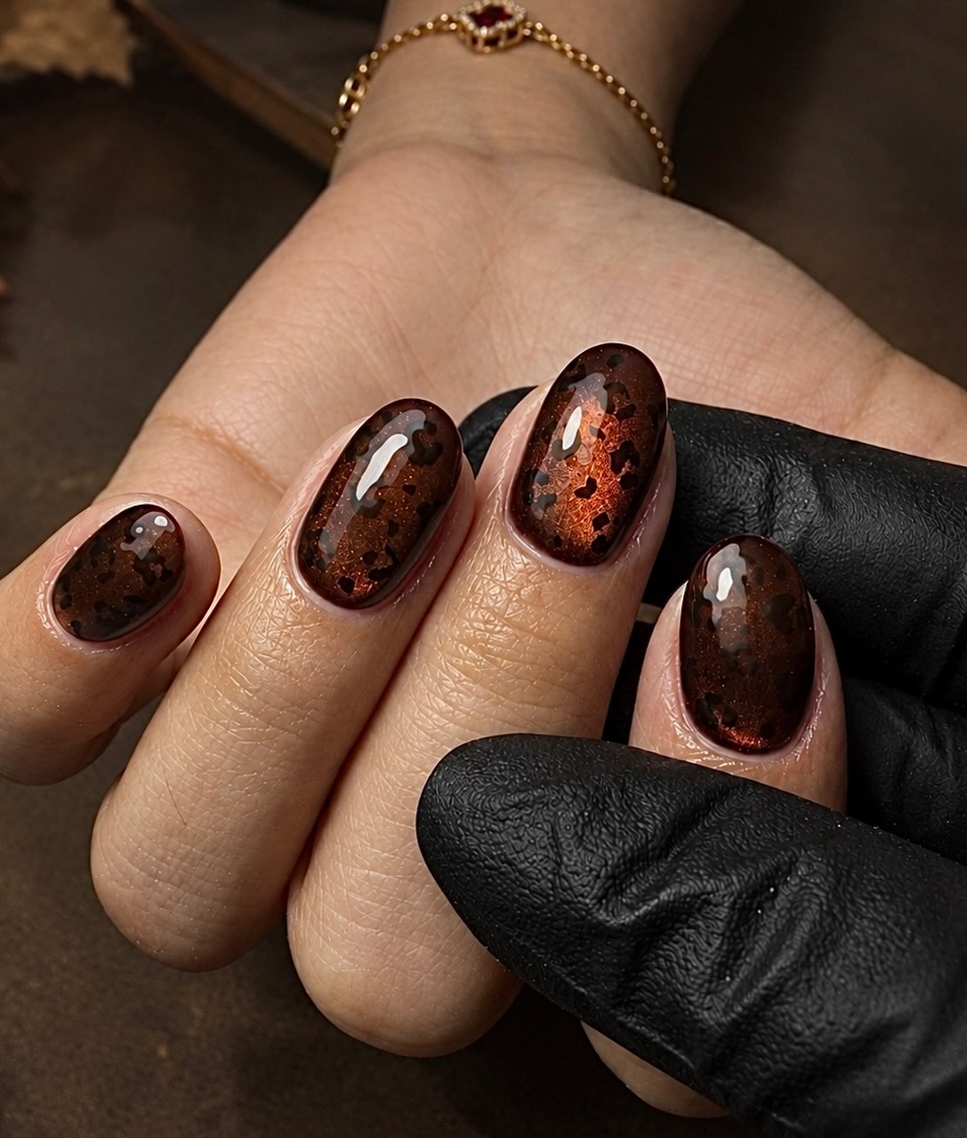 Biab manicure met art lv1: donkerbruine cat-eye en tortoise nagels